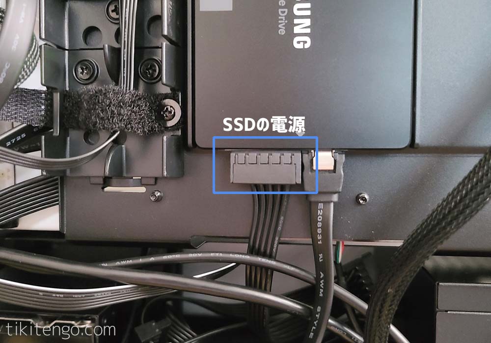 SSDに電源を接続