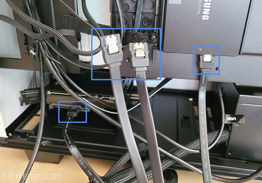 SSD、HDDにSATAケーブルを接続